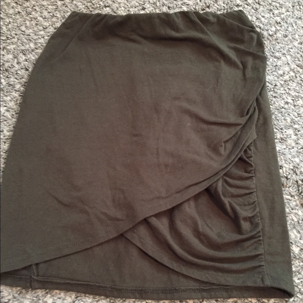 🦋 Forever21 Olive Green Skirt